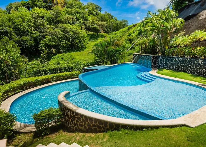 2 Bedroom Luxury Condo, Two Pools, Ocean Views Apartment *