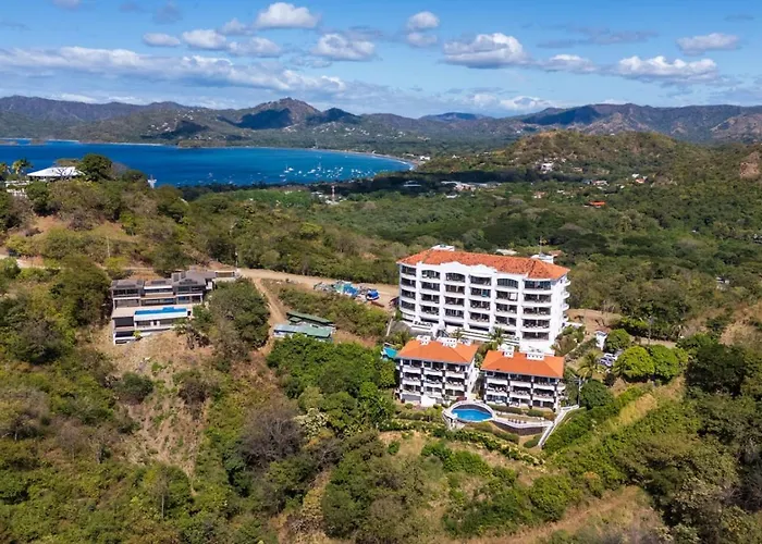 Apartment 2 Bedroom Luxury Condo, Two Pools, Ocean Views