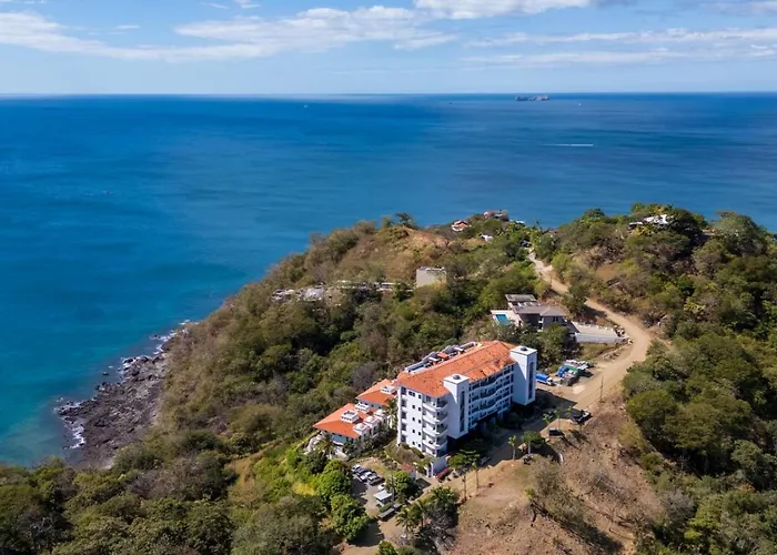 2 Bedroom Luxury Condo, Two Pools, Ocean Views