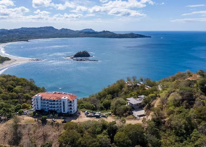 2 Bedroom Luxury Condo, Two Pools, Ocean Views Apartment