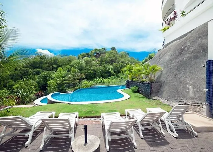 2 Bedroom Luxury Condo, Two Pools, Ocean Views Apartment