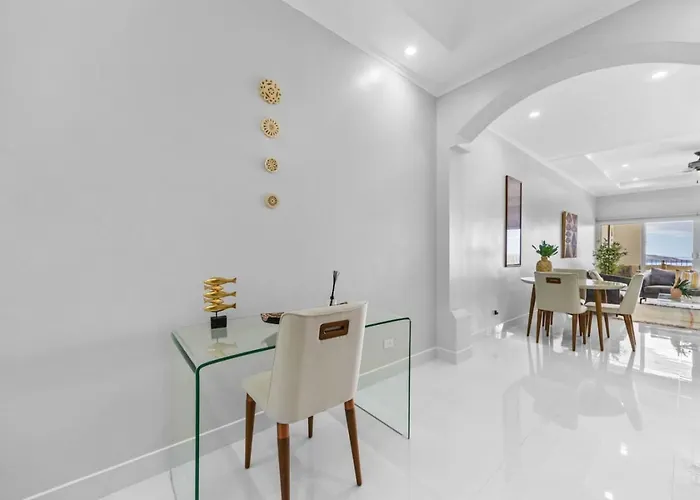 2 Bedroom Luxury Condo, Two Pools, Ocean Views