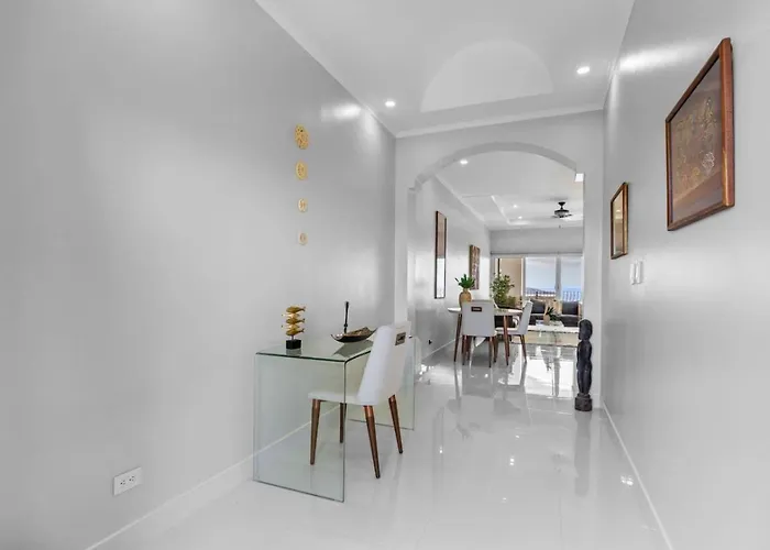 2 Bedroom Luxury Condo, Two Pools, Ocean Views Apartment