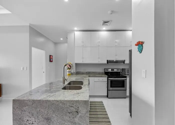 2 Bedroom Luxury Condo, Two Pools, Ocean Views *