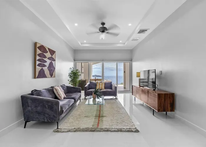 Apartment 2 Bedroom Luxury Condo, Two Pools, Ocean Views *