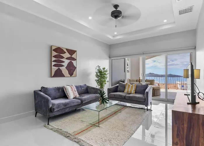 2 Bedroom Luxury Condo, Two Pools, Ocean Views *