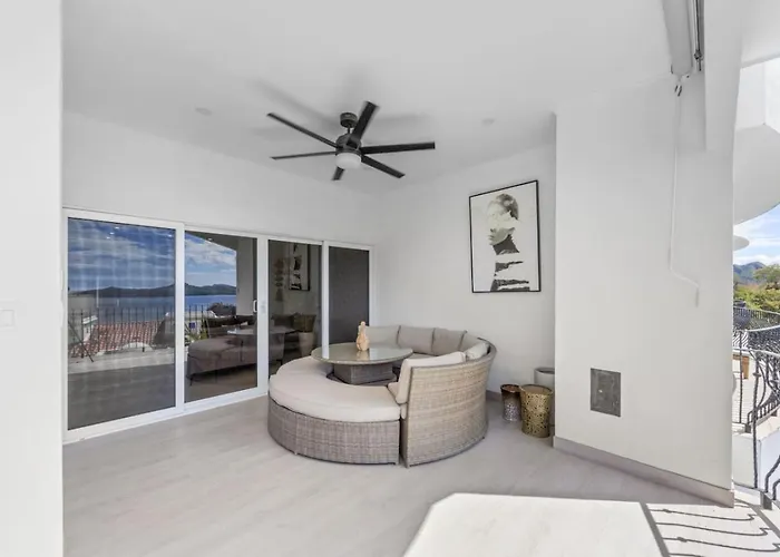 2 Bedroom Luxury Condo, Two Pools, Ocean Views