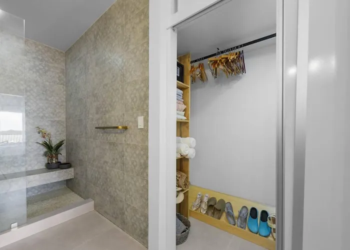 2 Bedroom Luxury Condo, Two Pools, Ocean Views Apartment