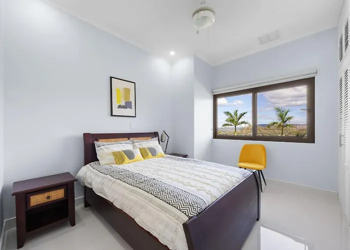 Apartment 2 Bedroom Luxury Condo, Two Pools, Ocean Views *