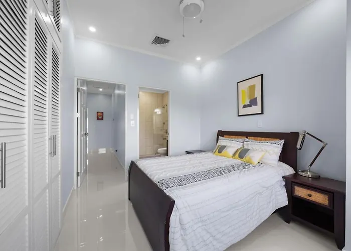 2 Bedroom Luxury Condo, Two Pools, Ocean Views