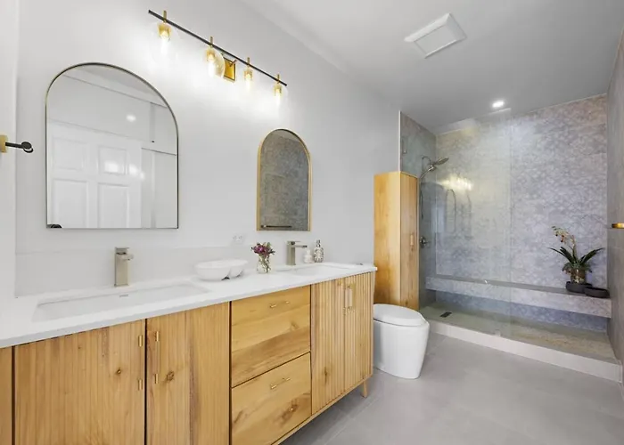 2 Bedroom Luxury Condo, Two Pools, Ocean Views
