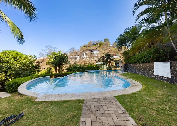 Apartment 2 Bedroom Luxury Condo, Two Pools, Ocean Views *