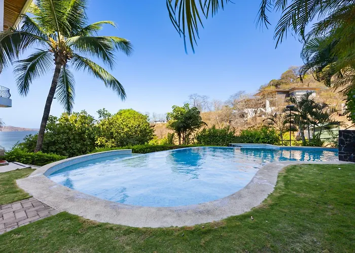 2 Bedroom Luxury Condo, Two Pools, Ocean Views Apartment